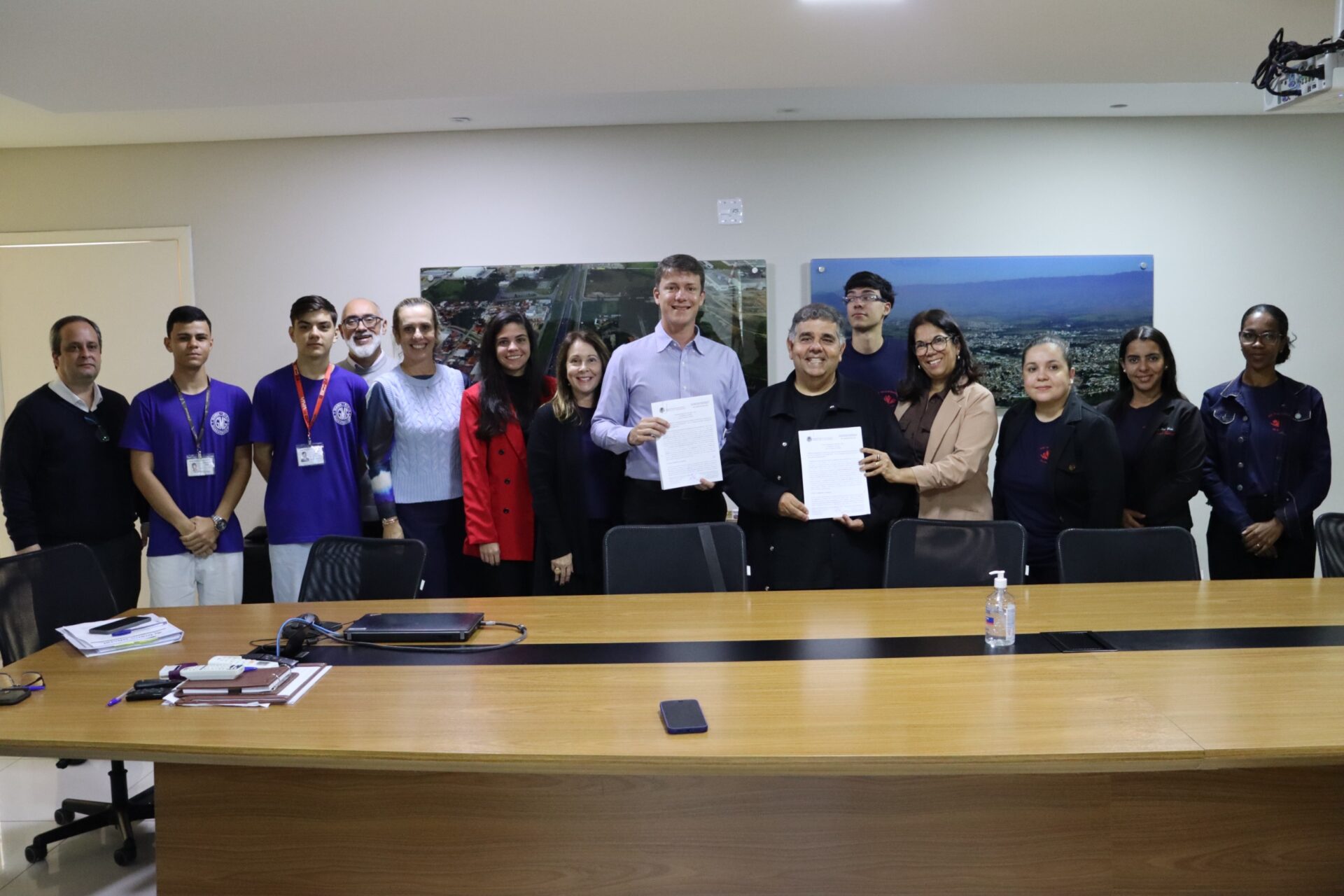 Representantes da Prefeitura, Guarda Mirim e SOS durante a assinatura dos termos de fomento